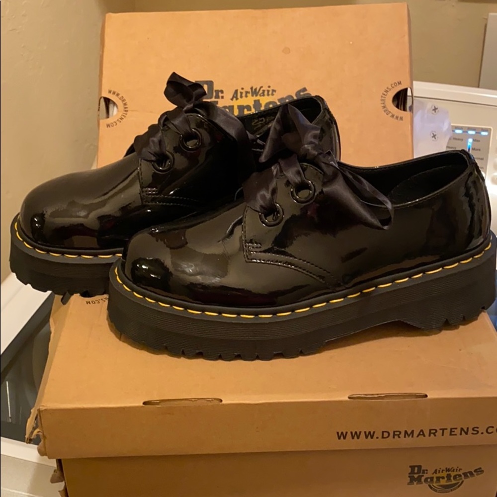 platform dr martens HOLLY patent lamper nib